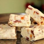 Банановые бурфи с орехами, курагой и изюмом — десерты