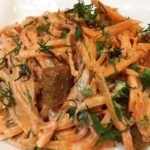 Морковный салат с сухариками — салаты