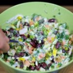 Крабовый салат с красной фасолью — салаты