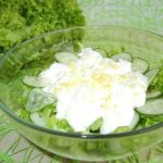 ЗЕЛЁНЫЙ САЛАТ СО СМЕТАНОЙ И ЯЙЦАМИ. — салаты