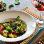 ВЕГЕТАРИАНСКИЙ САЛАТ С КЛУБНИКОЙ И АВОКАДО
— салаты