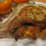 Свинина на косточке фаршированная хурмой и яблоками — Вторые блюда