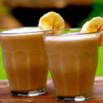 Молочный коктейль с мороженым, какао и бананами