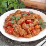 Индюшатина с овощами в томатном соусе — Вторые блюда