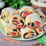 Рулетики с томатами и грибами — закуски