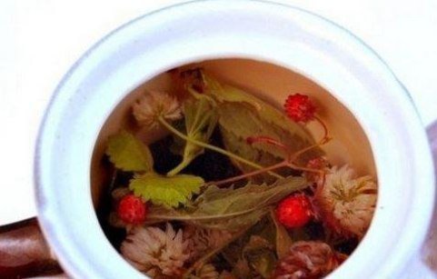 Травяной чай из клевера и земляники