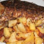 Карась в духовке с картошкой — Вторые блюда