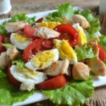 Салат Цезарь с курицей и сухариками — салаты