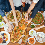 Опасности праздничного стола: 7 советов, как совместить диету и вечеринку