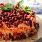 Слоёный салат с консервированной фасолью и корейской морковью — салаты