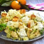 Салат с пекинской капустой, куриным филе и кукурузой — салаты