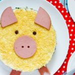 Слоёный салат с колбасой «Хрюша» — салаты