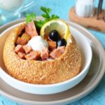 Солянка с копченостями в хлебе — супы на первое