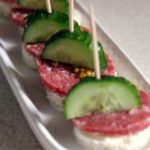 Канапе с сервелатом и свежим огурцом — закуски