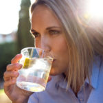 Зачем начинать день со стакана воды с лимоном? — диеты