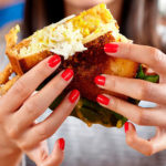 Хитрость раскрыта: почему мы не наедаемся фаст-фудом? — диеты