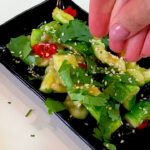 Битые огурцы: Диетическая пикантная закуска всего за двадцать минут, учитывая все нюансы приготовления