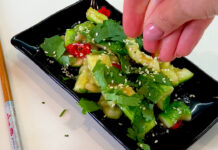 Битые огурцы: Диетическая пикантная закуска всего за двадцать минут, учитывая все нюансы приготовления