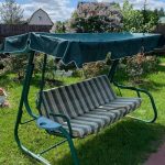 На что обратить внимание, собираясь тент для садовых качелей купить